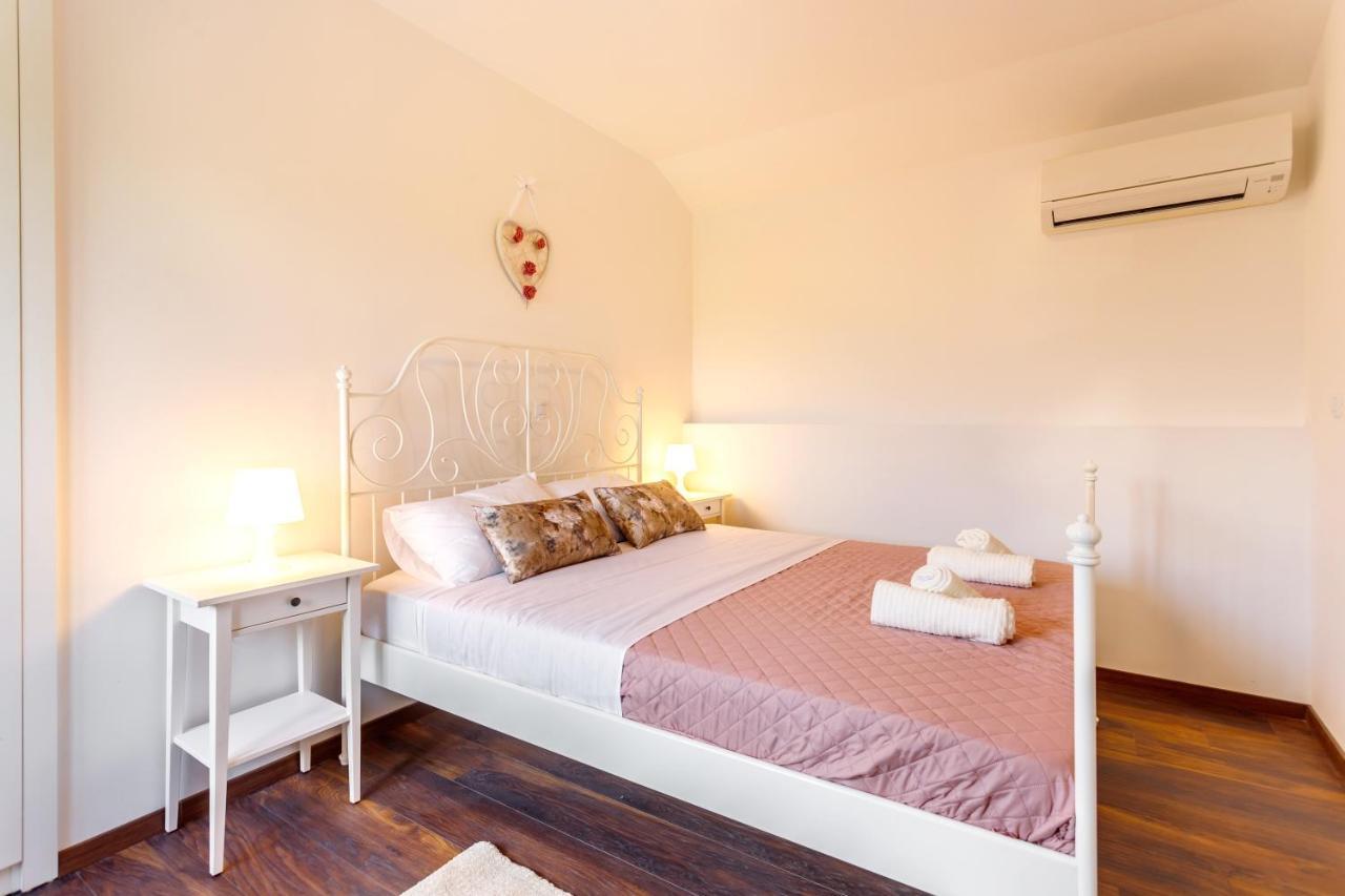 Casa Di Oliva-House With Heated Pool & Jacuzzi In Trilj, Croatia 빌라 외부 사진