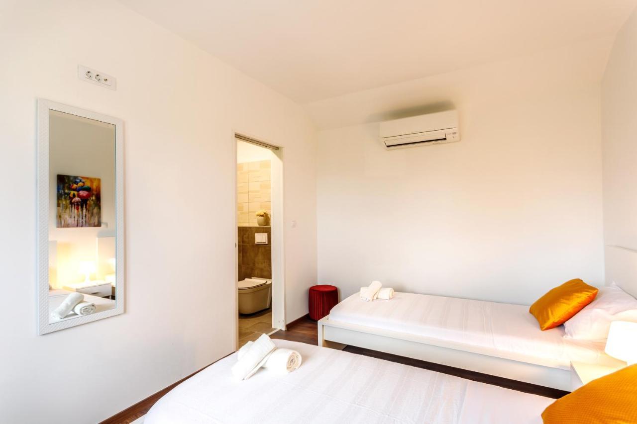 Casa Di Oliva-House With Heated Pool & Jacuzzi In Trilj, Croatia 빌라 외부 사진